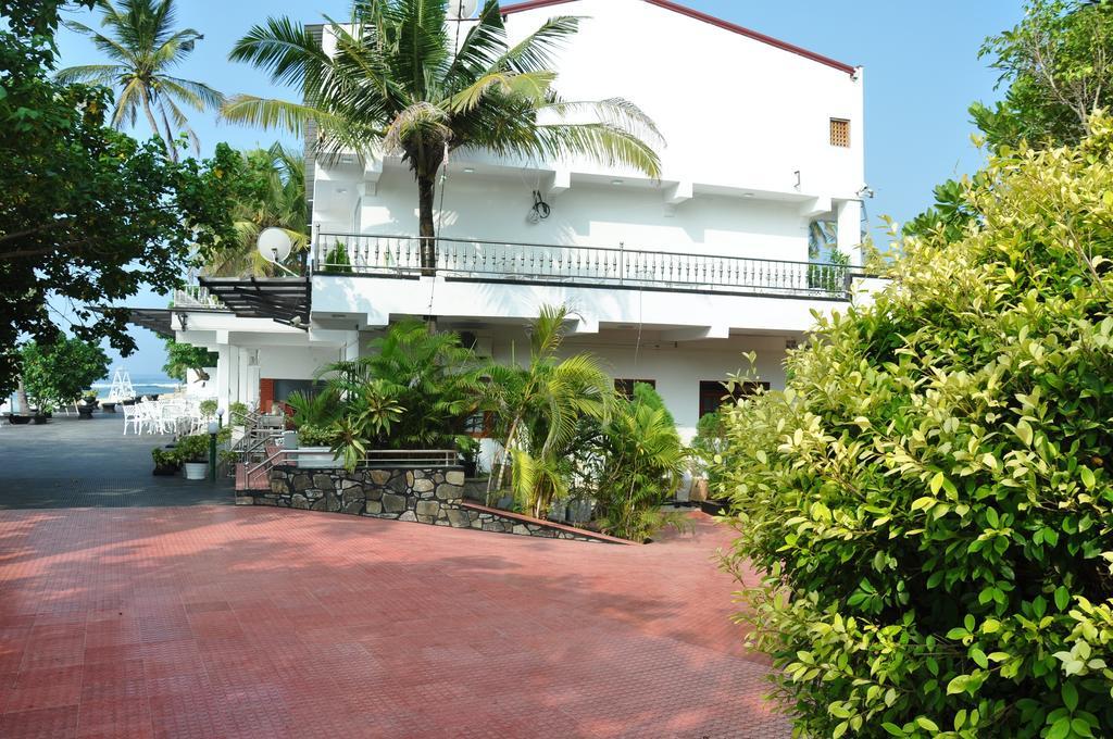 Goviyapana Beach Hotel Ahangama Bagian luar foto